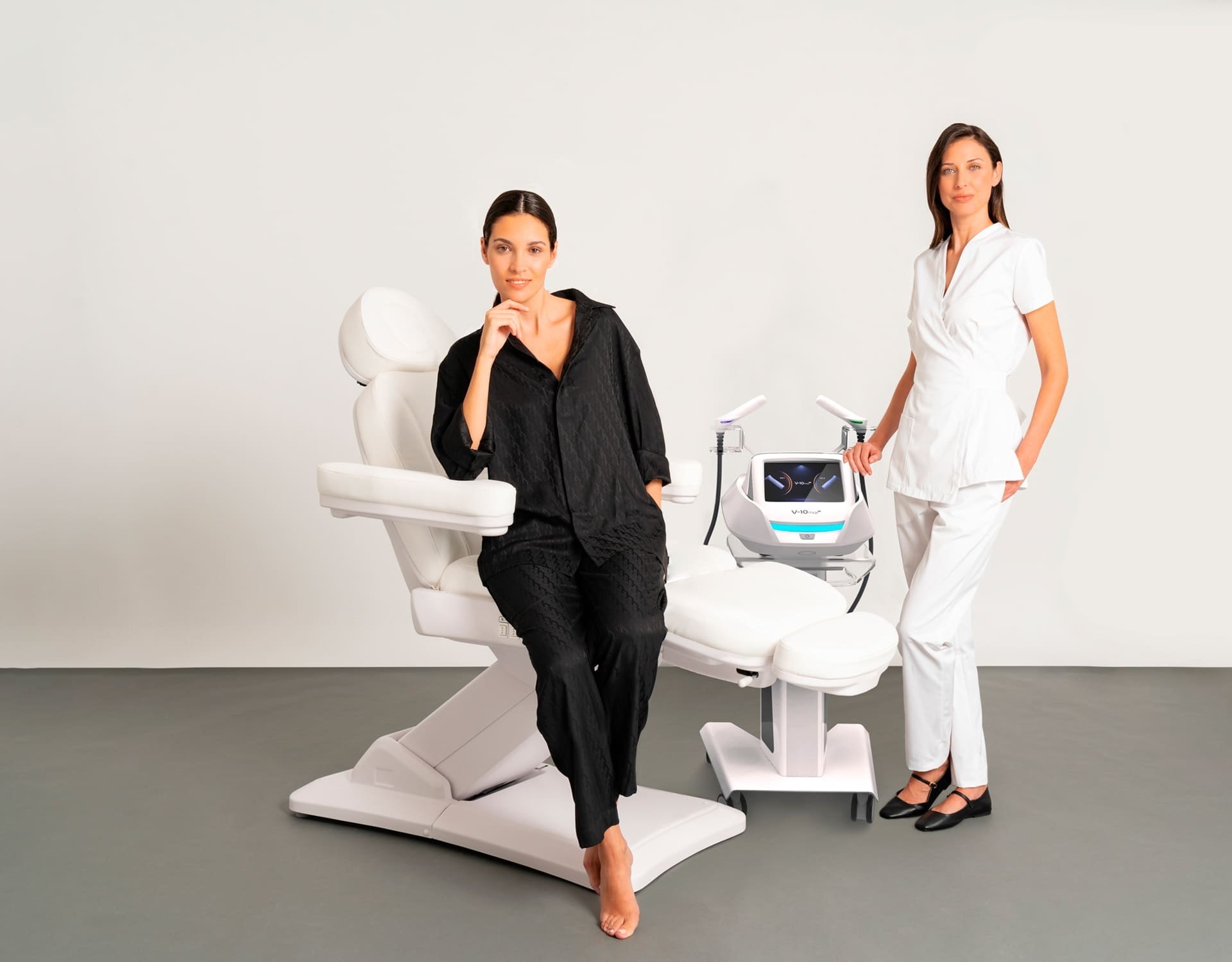 Profesionales junto a la plataforma HIFU V-10 Max