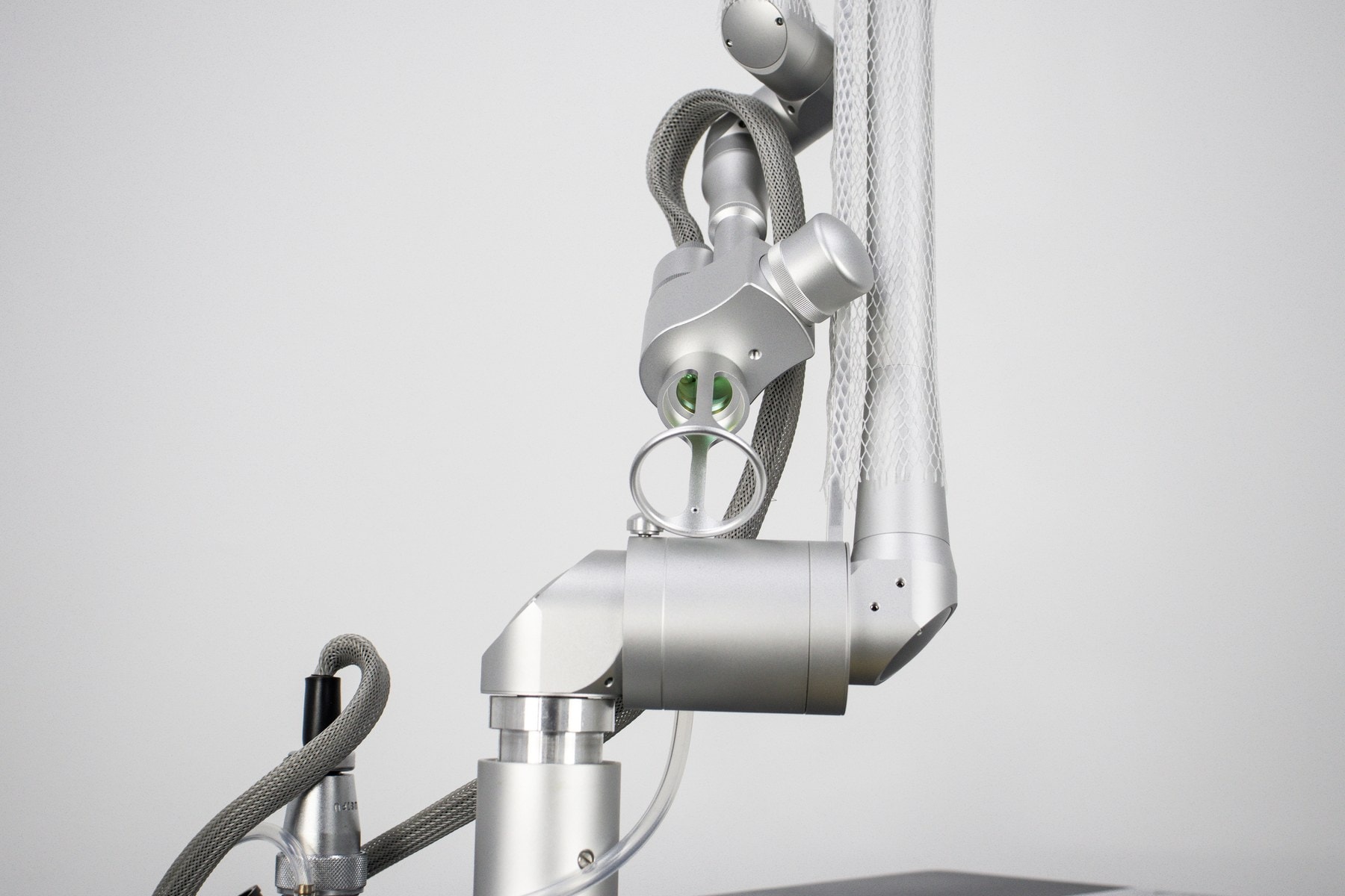 Detalle del brazo articulado de una plataforma láser Innovapro Medical