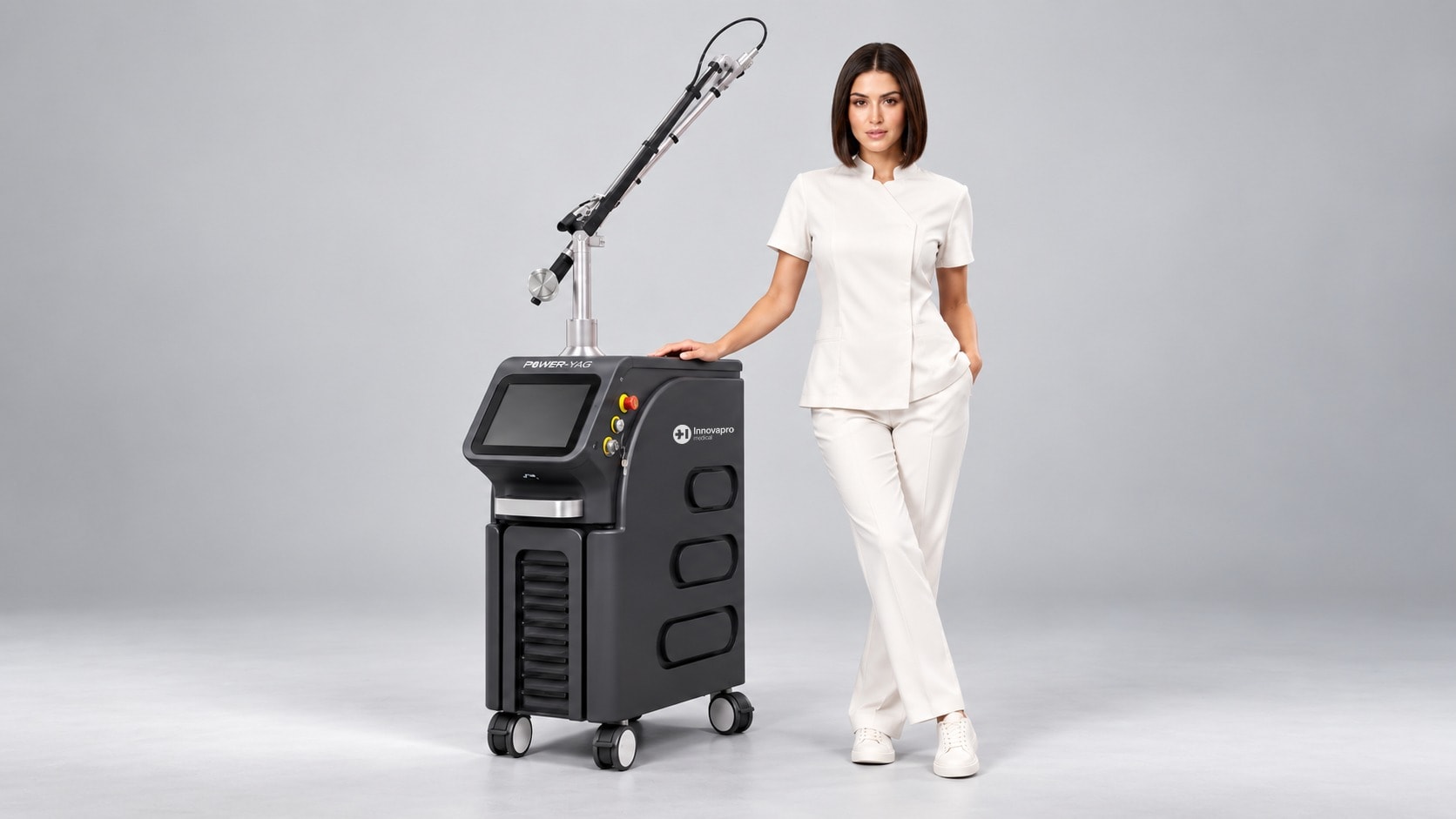 Profesional sanitaria junto a la plataforma Power-YAG