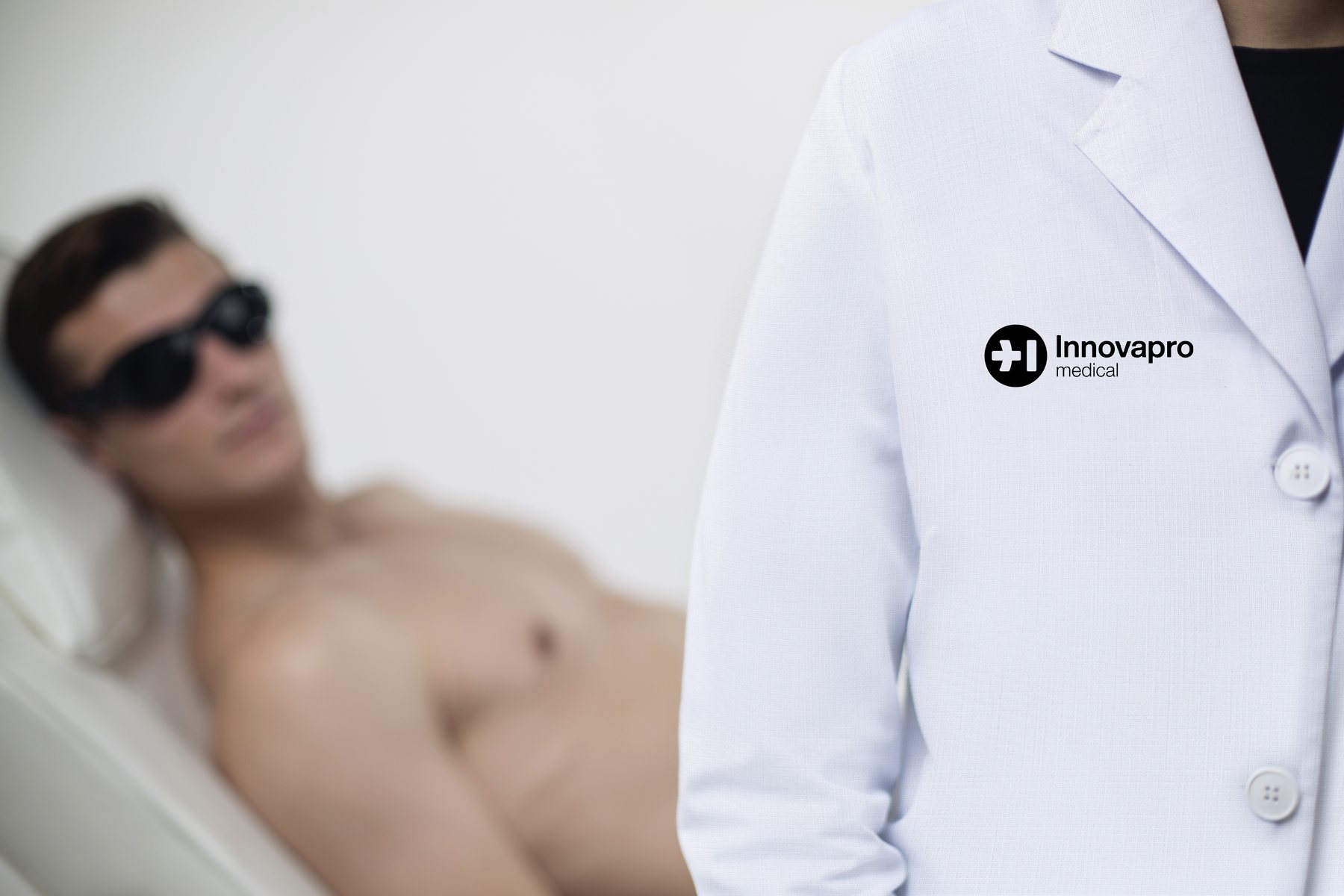 Médico de Innovapro Medical durante un tratamiento con aparatología médico-estética